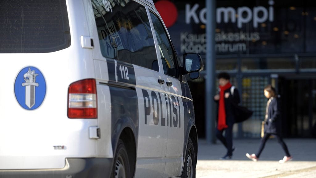 Sosiaalipäivystyksen neuvo: Soita päihtyneestä vanhemmasta lapsen kanssa hälytyskeskukseen 112. (kuvituskuva)