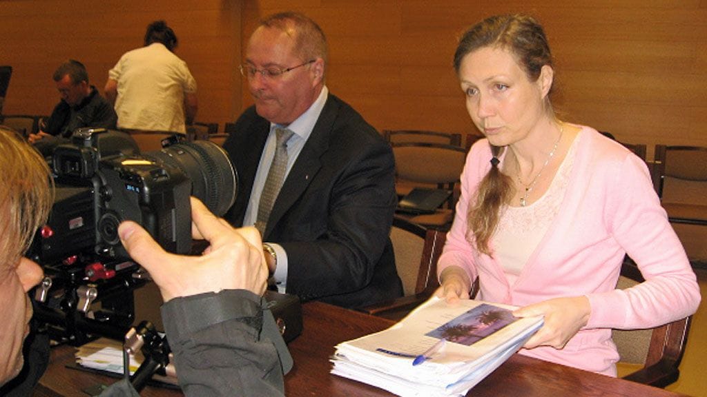 Miehensä murhasta käräjäoikeudessa tuomittu Anneli Auer ja hänen asianajajansa Juha Manner hovioikeudessa 18.5.2011. Kuva: Johanna Tuuri/MTV3