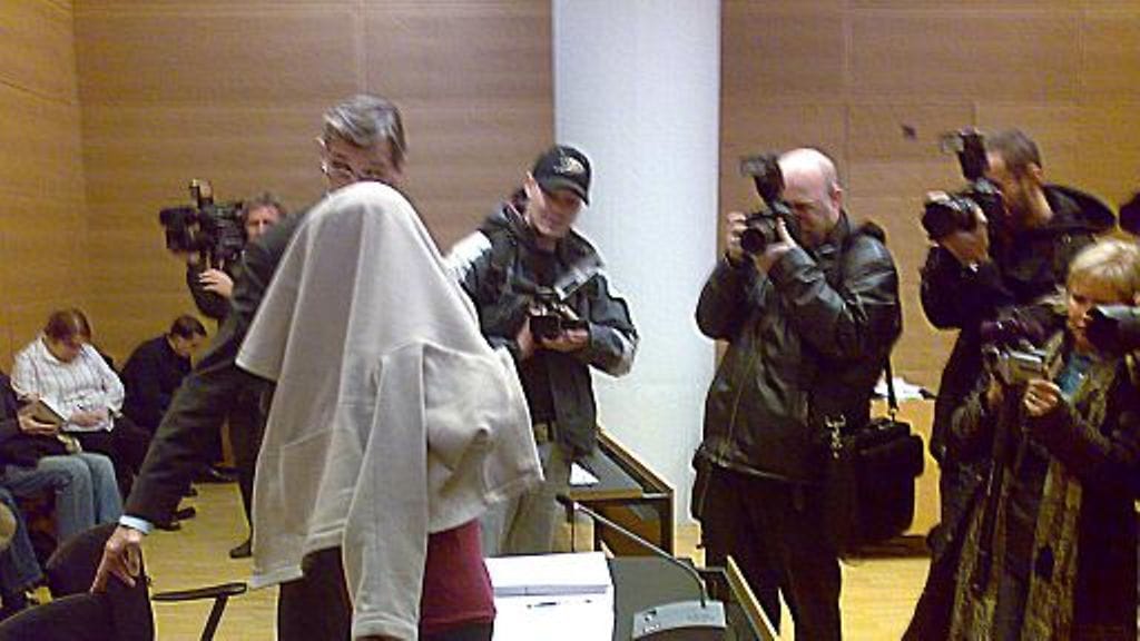 53-vuotias suojasi kasvonsa oikeussalissa