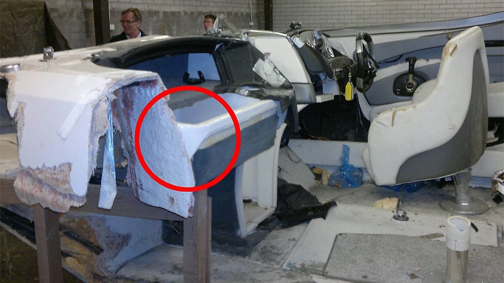 Turmavene - punainen ympyrä osoittaa kohdan, josta syyttäjän mukaan aiheutui kuolleessa miehessä ollut osumajälki