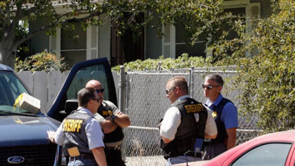 Tässä talossa kidnapattu tyttö Jaycee Dugard asui. Sheriffit ovat eristäneet talon.