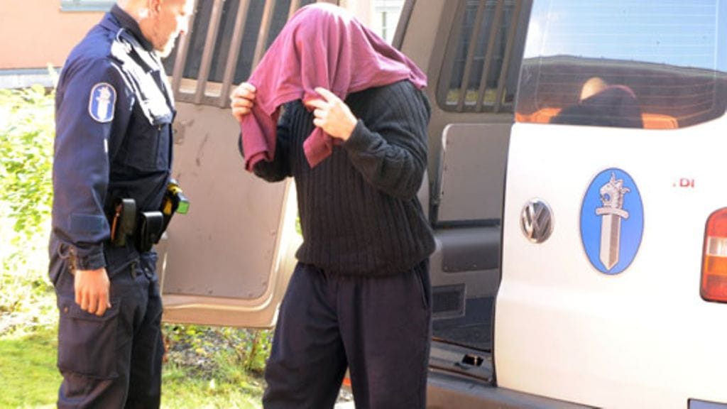 Sieppauksesta syytetty Juha Turunen saapuu Turussa sijaitsevaan asuntoon 30. syyskuuta 2009, jossa Turunen piti uhriaan panttivankina.