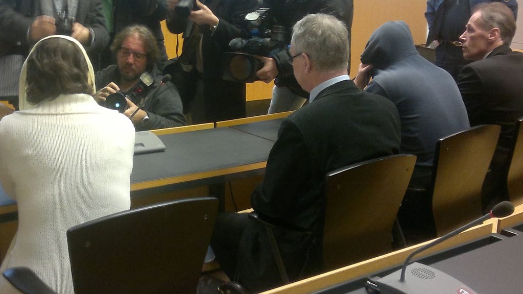 8-vuotiaan tytön äitipuoli käräjäoikeudessa. Hän väitti tytön isälle olevansa ranskalainen aivokirurgi ja odottavansa nelosia.