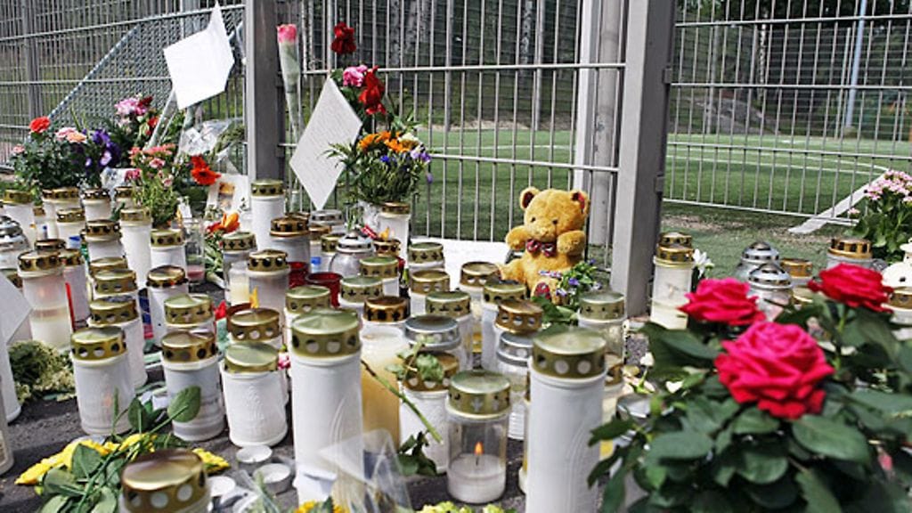 Muistokynttilöitä surmapaikalla 21. heinäkuuta 2008 Keravan Saviolla, jossa 14-vuotias keravalaistyttö puukotettiin kuoliaaksi lauantai-iltana 19. heinäkuuta 2008. (LEHTIKUVA)