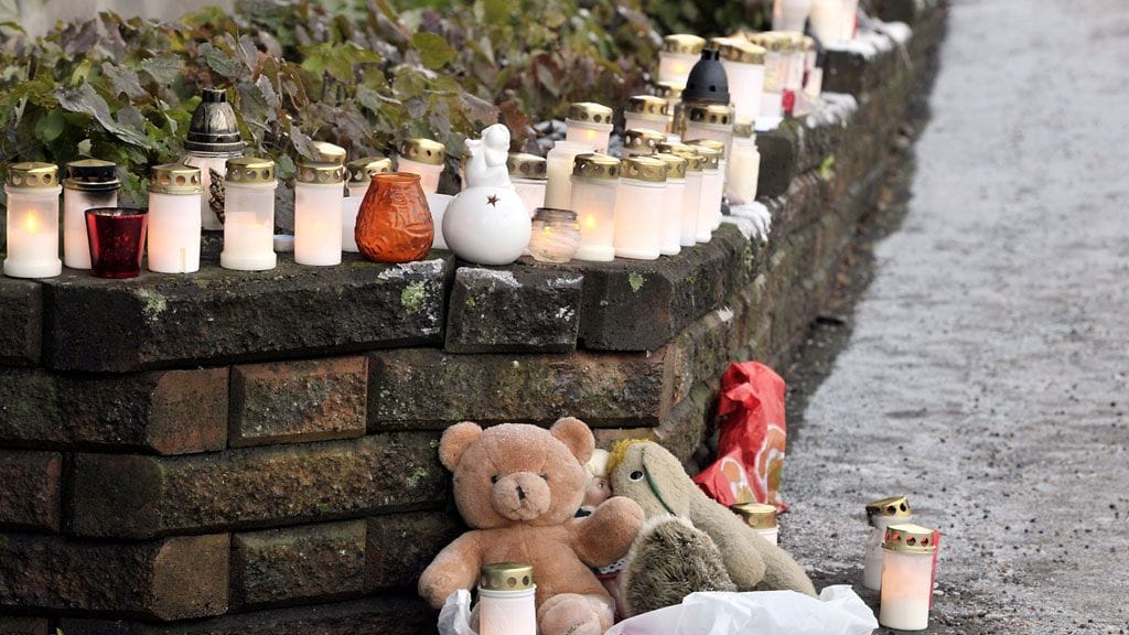 Kynttilöitä ja pehmoleluja kerrostalon rapun ulkopuolella Hakunilassa Vantaalla 22. joulukuuta 2011.