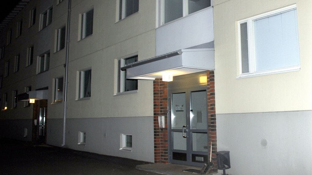 Lappeenrannan Kaukaalla löytyi 29. marraskuuta 2012 yksityisasunnosta kuvan kerrostalosta kuolleena 1988 syntynyt nuori mies ja vanhempi 1955 syntynyt nainen.