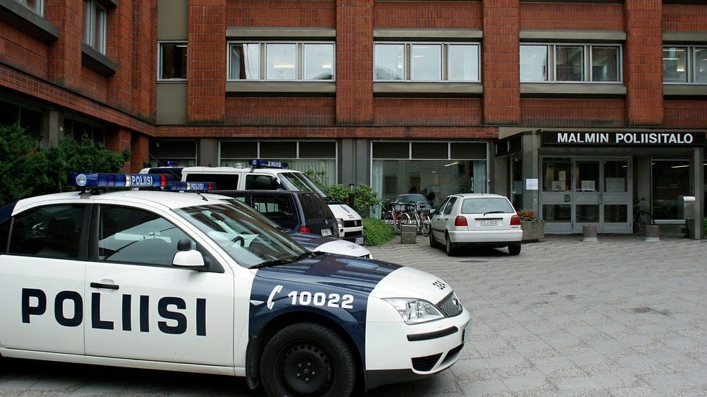 KUVA ARKISTOSTA, liikkuvan poliisin partioita Malmin poliisiaseman edessä. KUVA:LEHTIKUVA