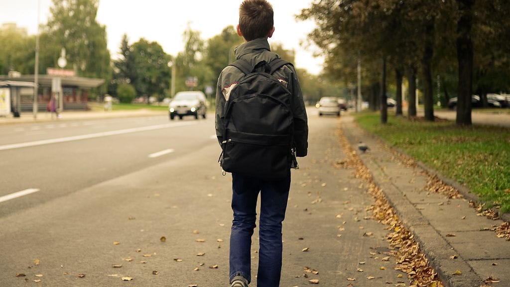 Koulutien varrella voi olla useita vaaran paikkoja. Missä vaiheessa lapsen voi päätää kulkemaan koulutiensä yksin? Kuvituskuva.