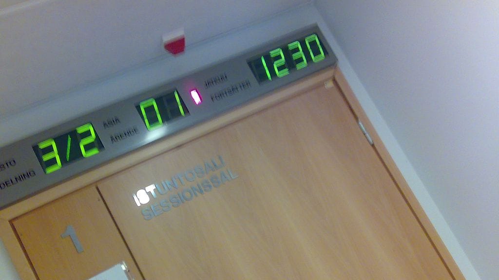 Naista ja yhtä miehistä syytetään muun muassa törkeästä huumerikoksesta ja ampuma-aserikoksesta. Kuvituskuva.