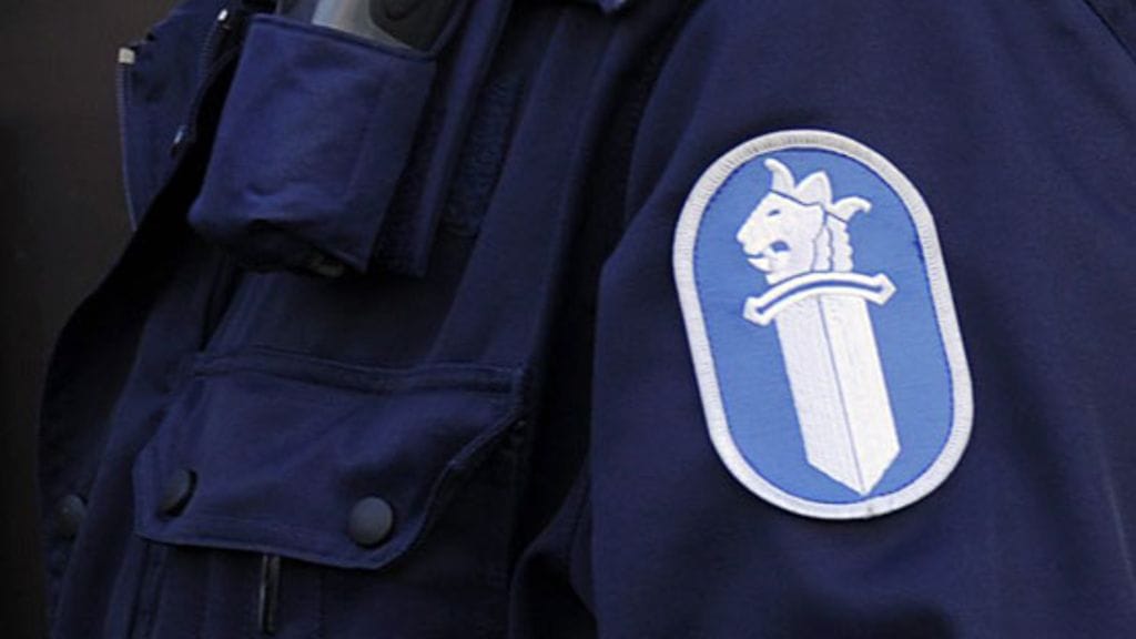 Hätäkeskukseen tulleen ilmoituksen mukaan ilmoittajaa ja hänen seurassaan ollutta toista henkilöä oli seurannut toinen henkilöauto, josta ilmoittajan mukaan jossain kohtaa ajon aikana oli ammuttu kohti ilmoittajan kuljettamaa henkilöautoa.