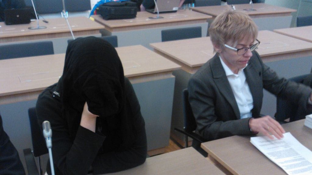 Kahden vauvansa murhasta epäilty äiti Hyvinkään käräjäoikeudessa.