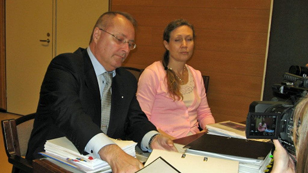 Miehensä murhasta käräjäoikeudessa tuomittu Anneli Auer ja hänen asianajajansa Juha Manner hovioikeudessa 18.5.2011. Kuva: Johanna Tuuri/MTV3