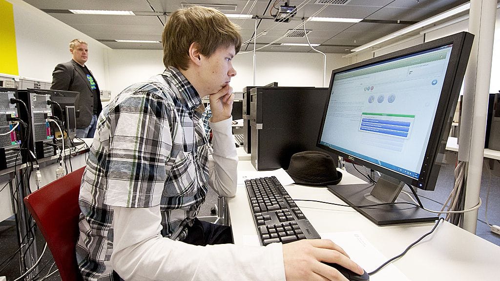 Turun Kerttulin lukion Kupittaan yksikön abiturientti Miko Kajander suorittamassa sähköistä englannin preliminaarikoetta Turussa 3. helmikuuta 2013.