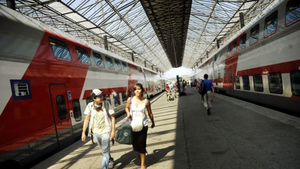 Matkustajia Helsingin rautatieasemalla 14. heinäkuuta 2010. Ennätyslämpötilat ovat aiheuttaneet päänvaivaa myös VR:lle. (Lehtikuva)