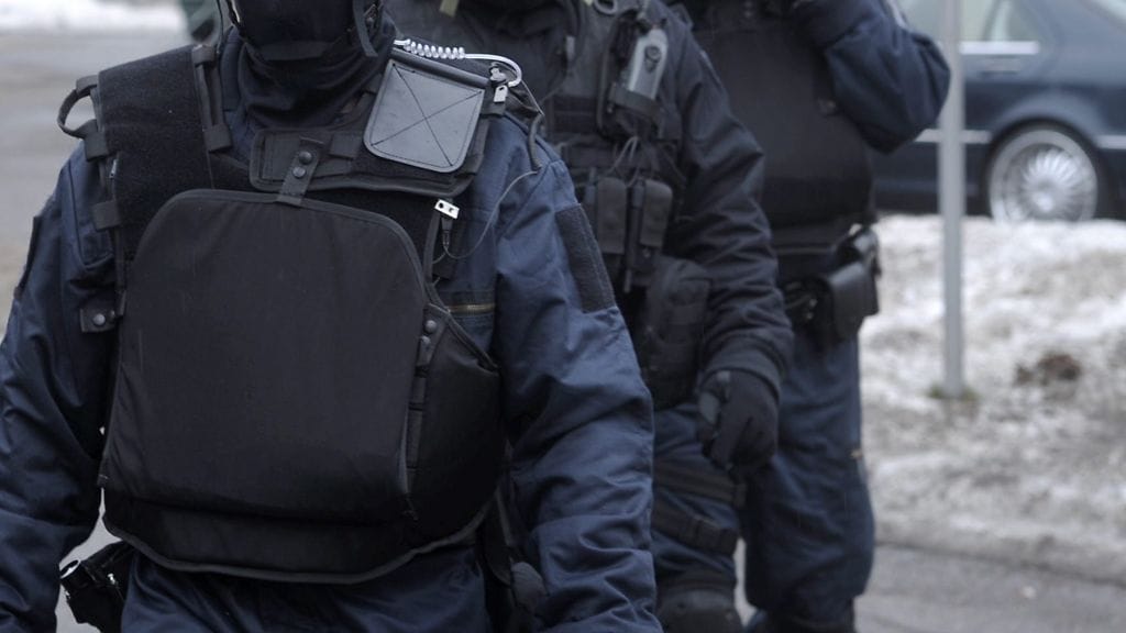 Ammuskelijan kiinniottotilanteessa oli mukana useita luotiliivein varustautuneita poliiseja. Kuvituskuva.