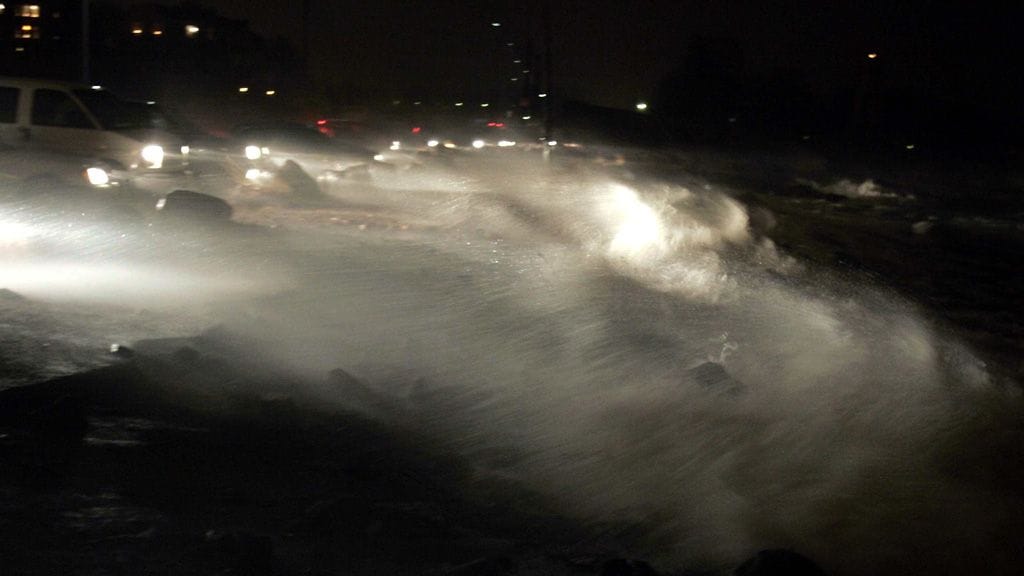 Vuonna 2004 puhaltanut talvimyrsky Rafael keinutti veneitä Helsingin Etelä-satamassa. Kuva: Lehtikuva