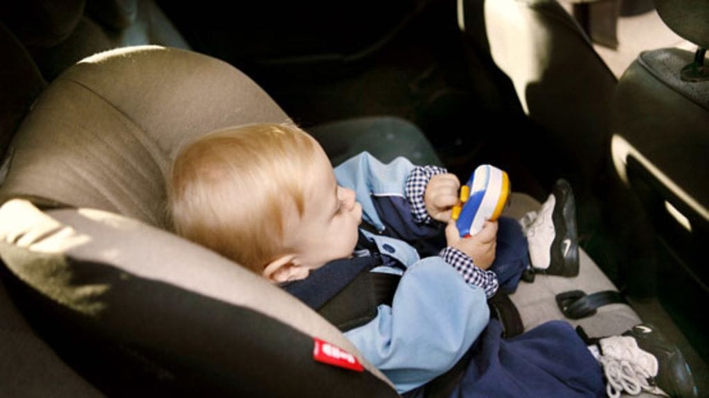 Lapsi matkustaa turvallisesti turvaistuimessa. Lehtikuva