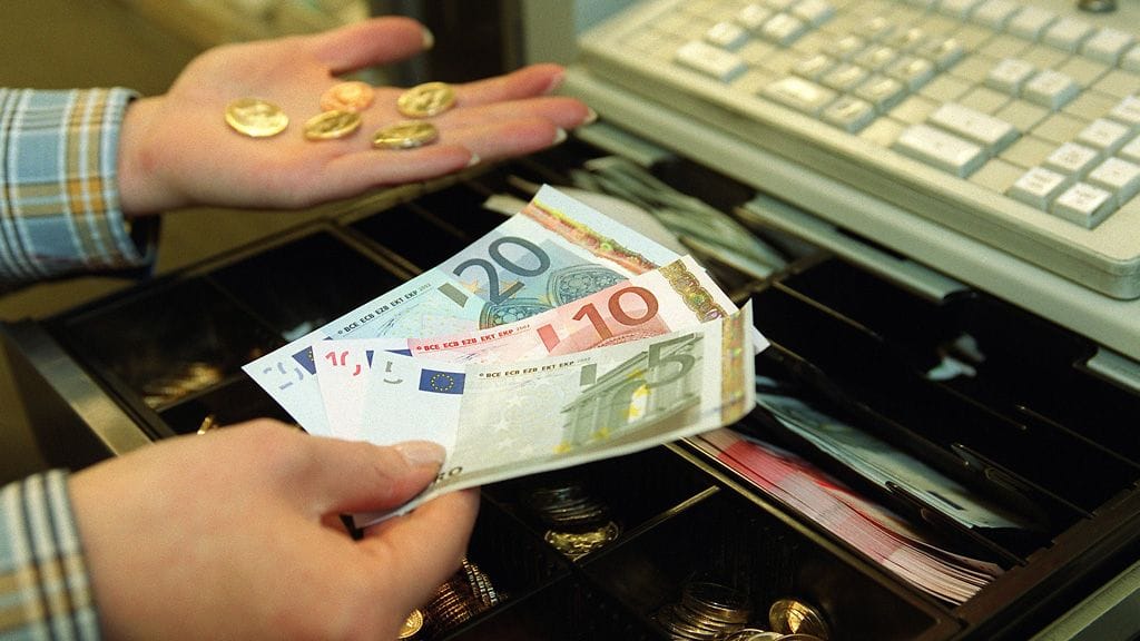 Kaarinassa epäilty kahmi rahoja kassasta ja poistui paikalta. Saalis jäi verraten pieneksi. Kuvituskuva.