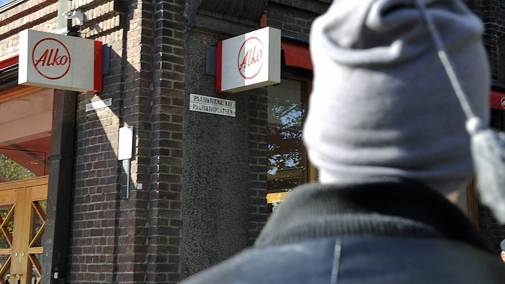 Poliisia huolestuttaa alkoholin välittäminen nuorille.