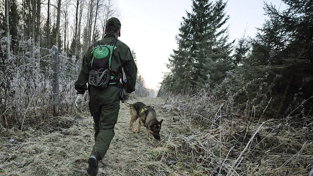 Arkistokuvaa rajamiehestä partioimassa.