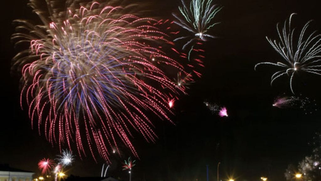 Uudenvuoden raketteja Senaatintorilla (Lehtikuva)