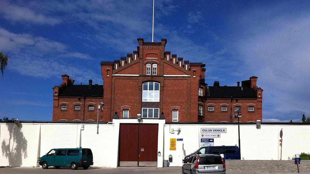 Murhasta elinkautiseen vankeuteen tuomittu Pekka Luukkonen karkasi Oulun vankilasta kiipeämällä muurin yli.