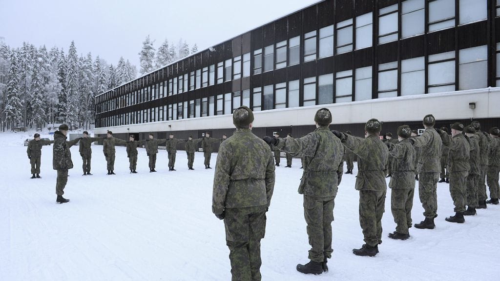 Alokkaita sulkeisharjoituksessa Keuruun pioneerirykmentissä.
