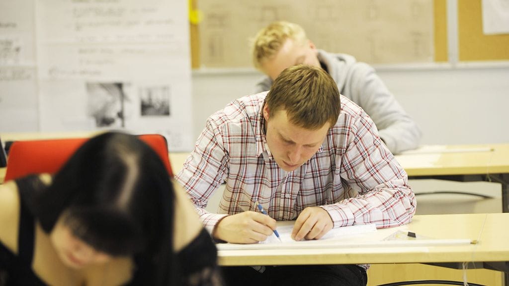 Opiskelijoita Helsingin tekniikan alan oppilaitoksen Heltechin Vallilan koulutusyksikössä Helsingissä 19. syyskuuta 2008.