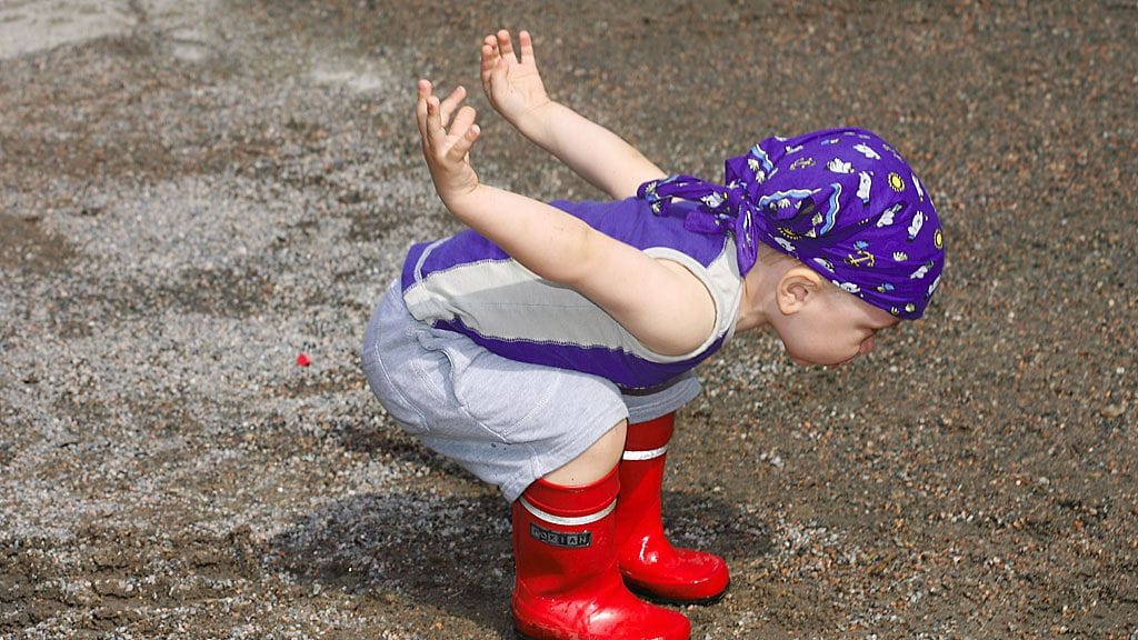 Kasvatustieteen professori Juha Hakalan mukaan lasten tulisi leikkiä ja pitkästyä.