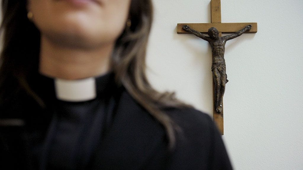 Esimerkiksi pappi saisi tiedustelusuojan uudessa siviilitiedustelulaissa. Kuvituskuva.