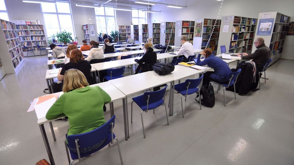 Opiskelijoita Helsingin yliopiston kirjastossa.