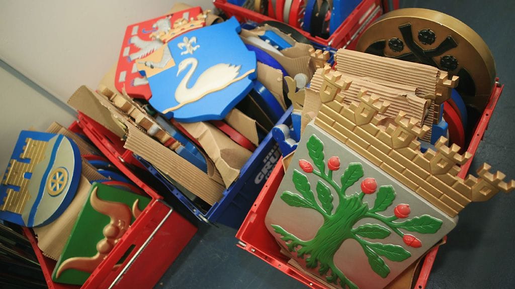 Tammisaaren (oik), Salon (kesk) ja Karjaan (vas) vaakunat muuttolaatikoissa Kuntatalolla 10. elokuuta 2007.