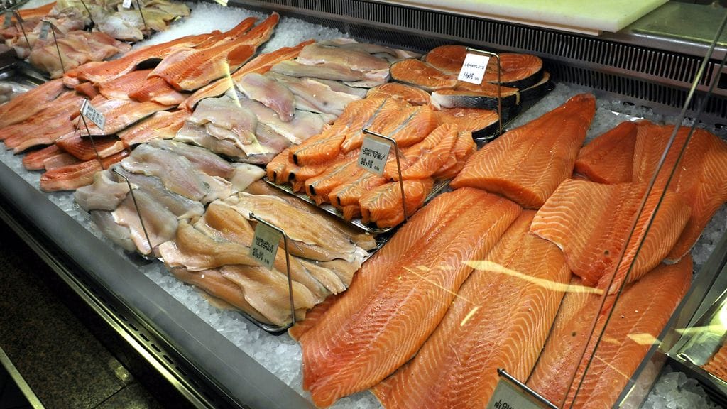 Kaloja ei saisi latoa päällekäin, sillä päällimmäiset kalat ovat tällöin lämpimämmässä kuin alimmat.