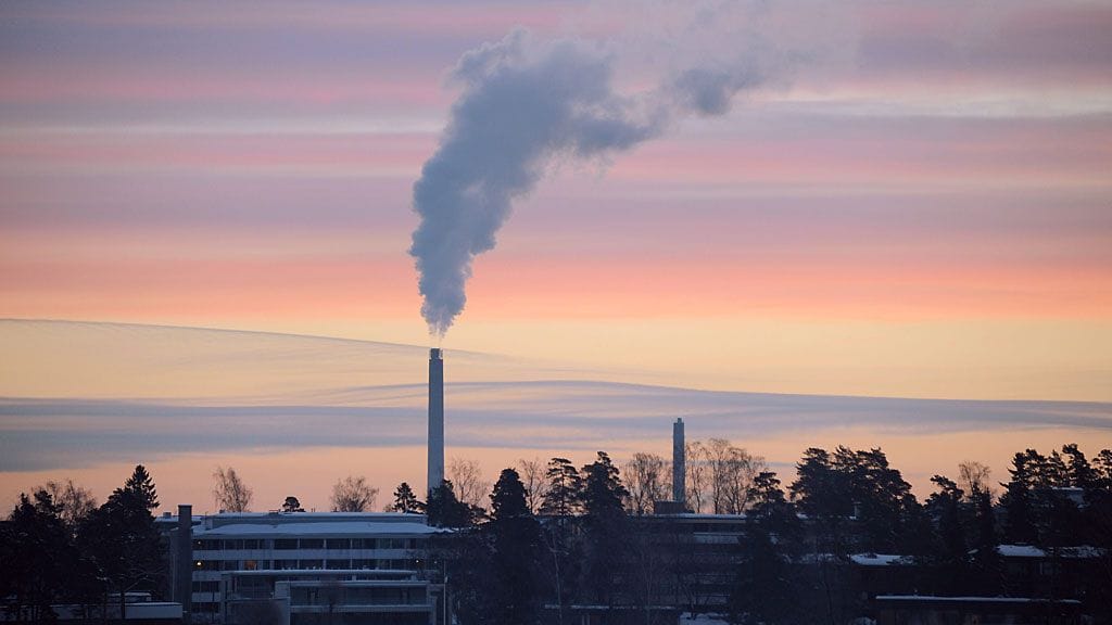 Savu nousee Helsingin Hanasaaren voimalan savupiipusta pakkasaamuna keskiviikkona 16. helmikuuta 2011, kuvattu Lauttasaaresta.