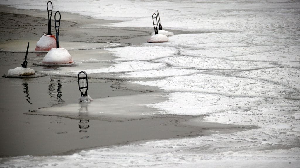 Pelastuslaitokselta muistutetaan, että jäät ovat edelleen heikkoja Etelä-Savossa. Kuvituskuva.
