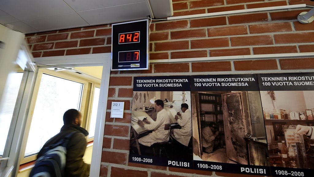 Turvapaikanhakija ulkomaalaispoliisin toimitiloissa Helsingin Malmilla vuonna 2009.