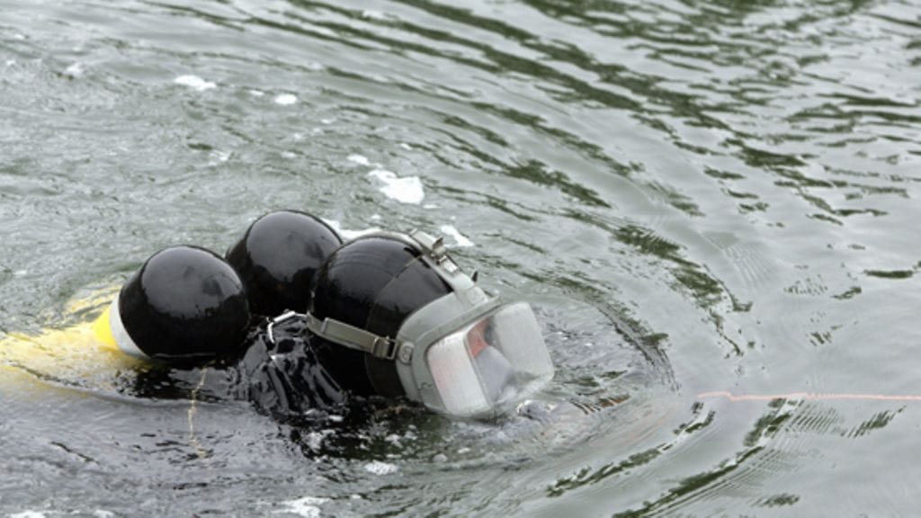 Sukeltajat ovat menossa tutkimaan, onko aluksen hinaaminen turvallista. Kuvituskuva.
