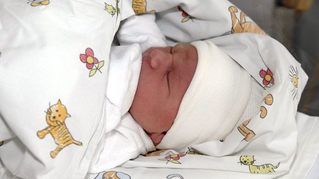 Syytteen mukaan lääkäri oli jättänyt ennen kotiuttamista vauvan henkilöllisyyden tarkistamatta henkilötietorannekkeesta.  Kuvituskuva,