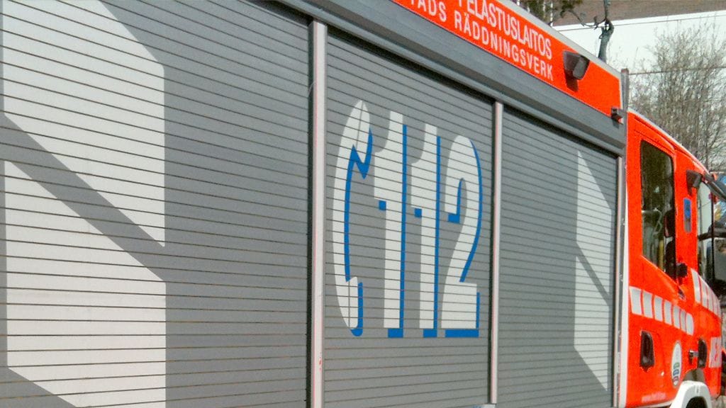 Talo oli täyden palon vaiheessa pelastuslaitoksen saapuessa paikalle.