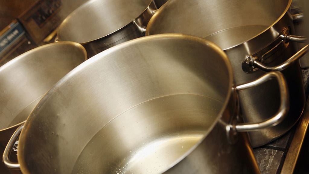 Juomiseen ja ruoanlaittoon käytettävää vettä on keitettävä 5-10 minuuttia.