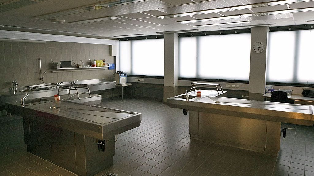 Viranomaisten mukaan miestä ei ole voitu haudata, koska viranomaisilla ei ole omaisilta tarvittavaa asiakirjaa. Kuvituskuva ruumishuoneelta.