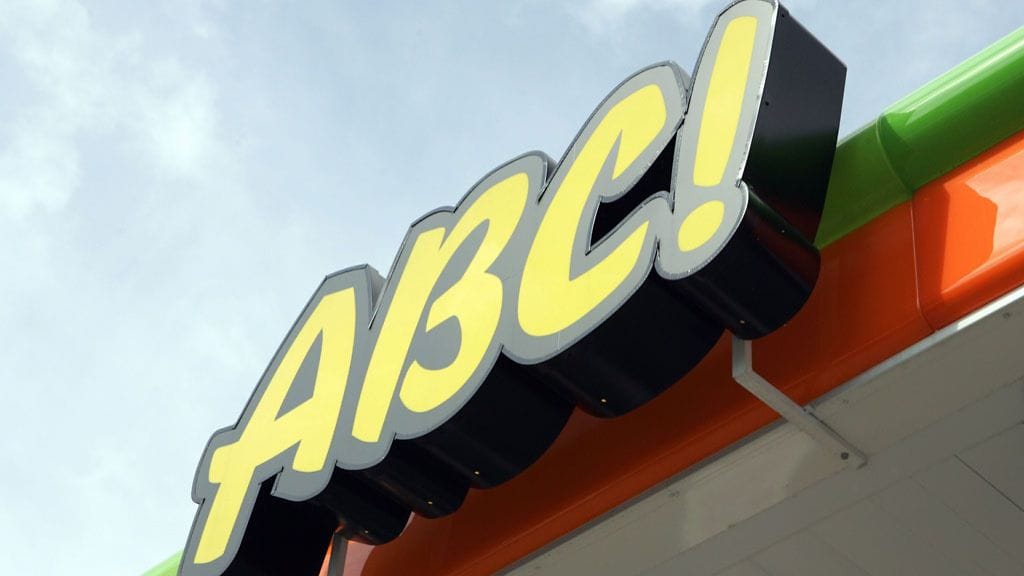 Syytteen mukaan mies saattoi mennä naisen työpaikalle, ABC-liikenneasemalle ja tuijottaa naista jopa koko työvuoron ajan.