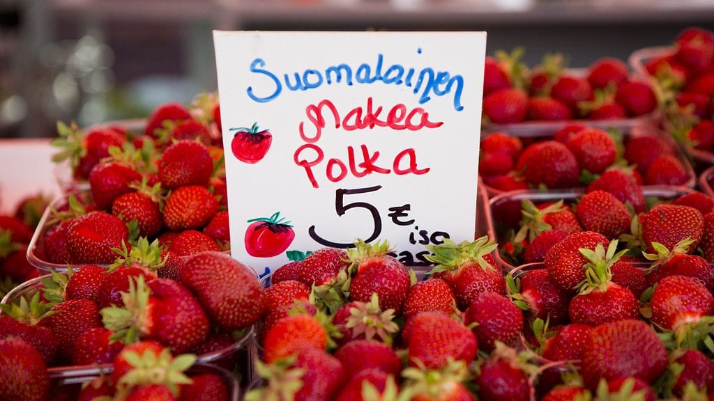 Kotimaisia Polka-mansikoita myynnissä Helsingin Kauppatorilla 12.7.2012.