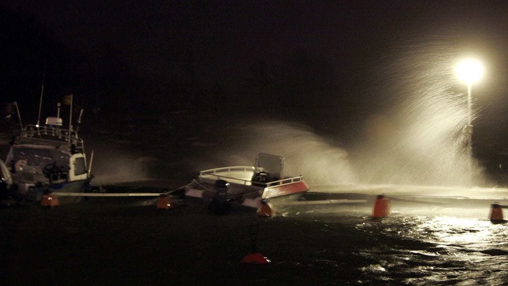 Vuonna 2004 puhaltanut talvimyrsky Rafael keinutti veneitä Helsingin Etelä-satamassa. Tapaninpäivän myrsky on ensimmäinen talvimyrsky, joka vetää Suomessa vertoja vuoden 2004 Rafael-myrskylle. Kuva: Lehtikuva