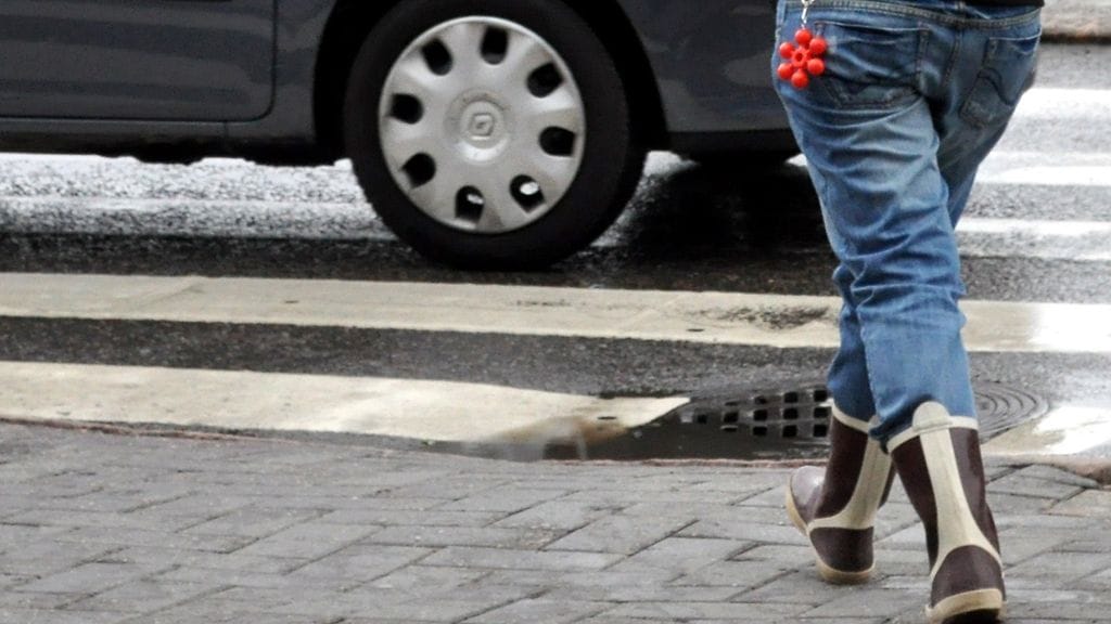 Toista autoa ohittanut henkilöauto ajoi suojatiellä 16-vuotiaan tytön päälle.  Tapaus sattui aamulla Seinäjoella. Kuvituskuva.