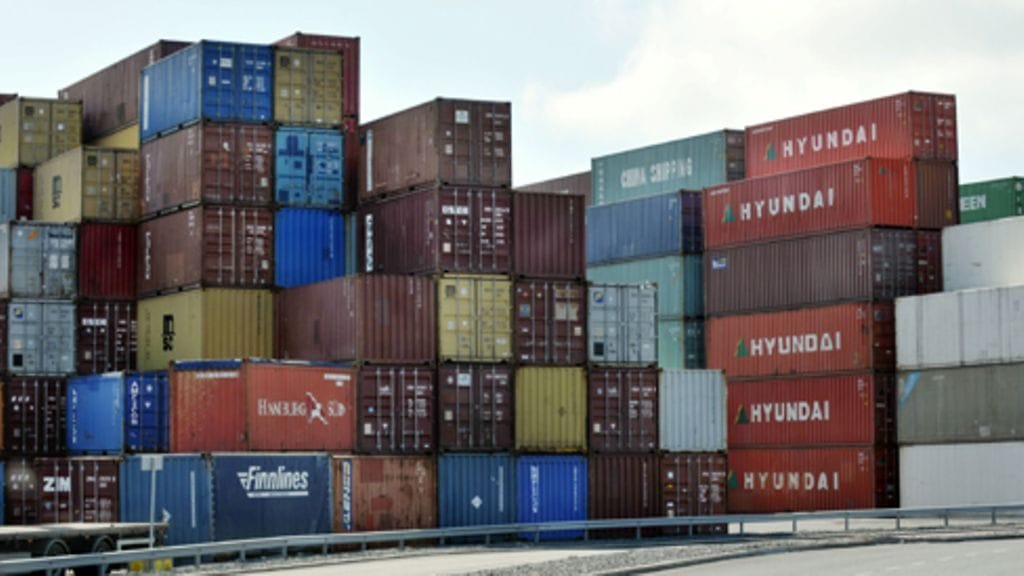 Kontteja Vuosaaren satamassa.