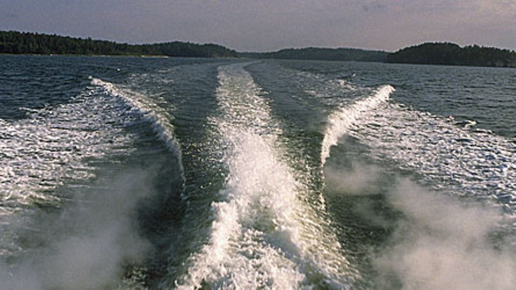 Veneen peräaallot. Kuva: Lehtikuva