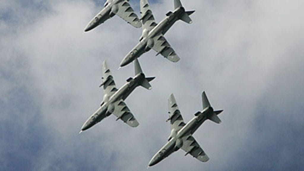 lmavoimien taitolentoryhmä Midnight Hawks esiityivät Patrian järjestämässä tilaisuudessa tiistaina Helsingin Malmilla. Kuva: Epa