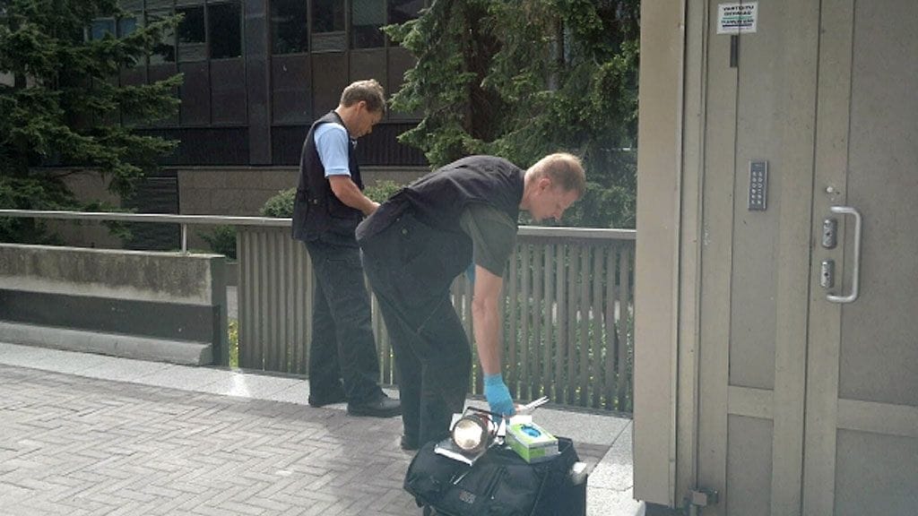 Poliisin tekninen tutkinta alkoi Pasilassa pommiuhkan jälkeen 3.6.2011. Kuva: Johanna Tuuri