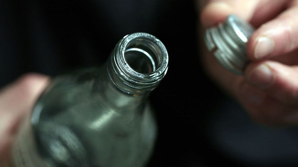 Kuvituskuva. Kauppiaana toiminut mies juotti lapset humalaan ja käytti näitä hyväksi omassa kaupassaan.